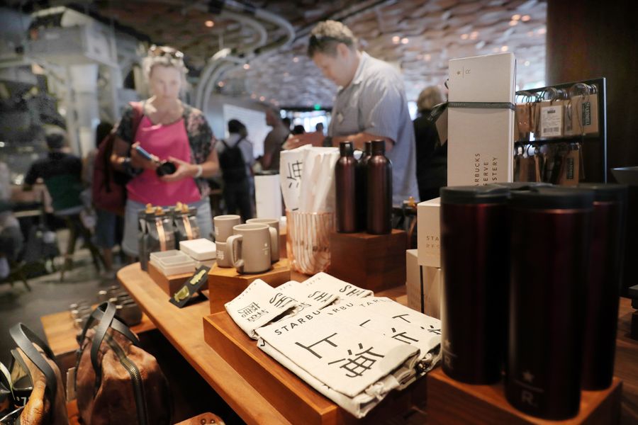 Clientes seleccionan recuerdos en una tienda de Starbucks ubicada en la metrópoli oriental china de Shanghai, el 26 de junio de 2019. (Xinhua/Fang Zhe)