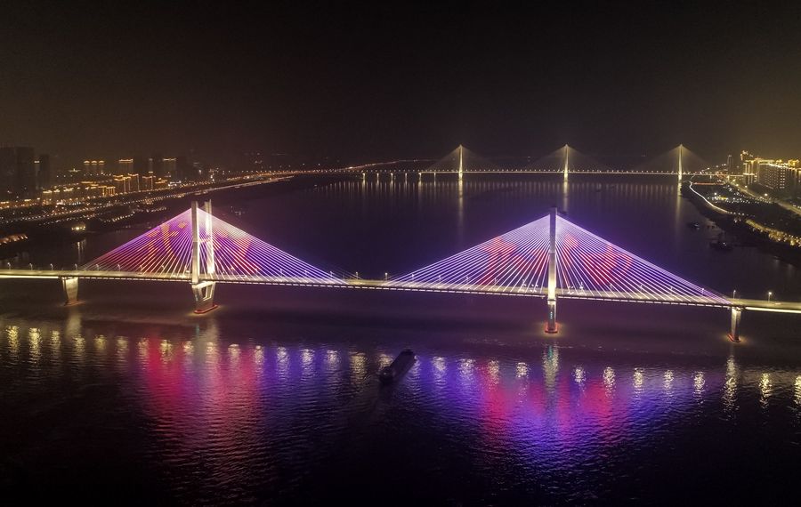 La foto, tomada el 31 de enero de 2020, muestra un puente iluminado con la frase "Vamos, Wuhan", con el fin de animar a la capital de la provincia central china de Hubei. (Xinhua/Cheng Min)