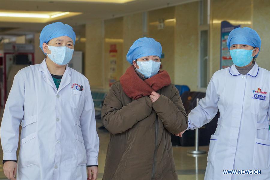 CHANGCHUN, 30 enero, 2020 (Xinhua) -- Una paciente curada (c), acompa?ada por trabajadores de la salud, sale de una sala en un hospital en Changchun, provincia de Jilin, en el noreste de China, el 30 de enero de 2020. La paciente, quien es el primer caso diagnosticado con la neumonía del nuevo coronavirus (2019-nCoV) en Jilin, fue curada y dada de alta el jueves del hospital. (Xinhua/Zhang Nan)