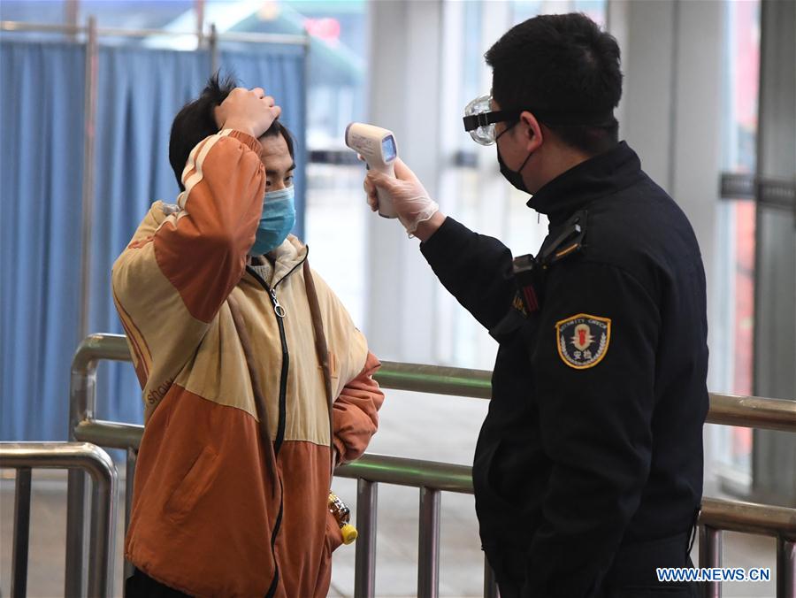 BEIJING, 2 febrero, 2020 (Xinhua) -- Un empleado revisa la temperatura corporal de un pasajero en la salida de la Estación de Ferrocarril Oeste de Beijing, en Beijing, capital de China, el 2 de febrero de 2020. Las autoridades chinas han endurecido las medidas para combatir la epidemia del nuevo coronavirus a medida que el número de personas que salen a carretera y regresan a trabajar aumenta después de las vacaciones del Festival de Primavera. (Xinhua/Ren Chao)