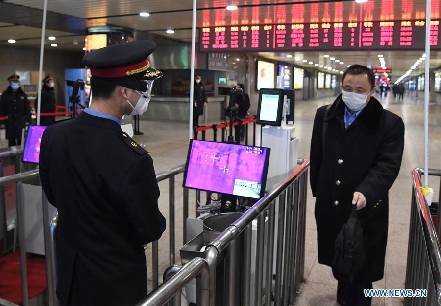 BEIJING, 2 febrero, 2020 (Xinhua) -- Un empleado revisa la temperatura corporal de un pasajero en la salida de la Estación de Ferrocarril Oeste Beijing, en Beijing, capital de China, el 2 de febrero de 2020. Las autoridades chinas han endurecido las medidas para combatir la epidemia del nuevo coronavirus a medida que el número de personas que salen a carretera y regresan a trabajar aumenta después de las vacaciones del Festival de Primavera. (Xinhua/Ren Chao)