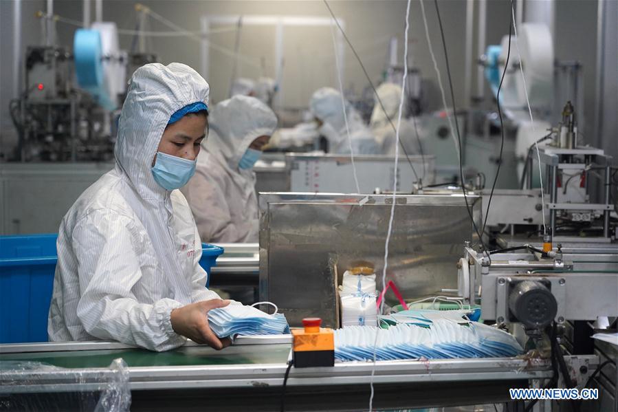 NANCHANG, 2 febrero, 2020 (Xinhua) -- Imagen del 1 de febrero de 2020 de trabajadores fabricando mascarillas en un taller de una compa?ía en el distrito Jinxian, provincia de Jiangxi, en el este de China. Para ayudar a combatir el brote de neumonía causada por el nuevo coronavirus, los trabajadores de muchas compa?ías de material médico se apresuraron a trabajar antes de lo previsto. (Xinhua/Wan Xiang)