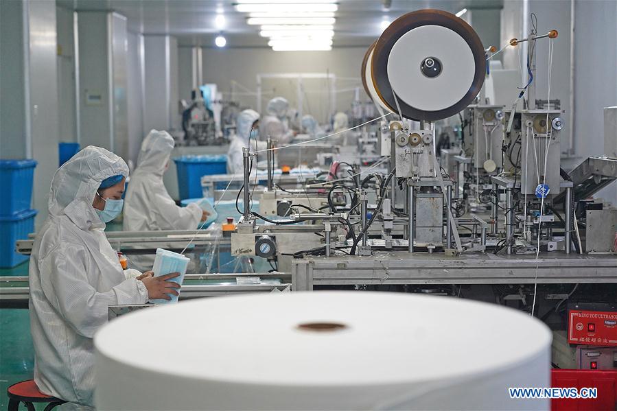 NANCHANG, 2 febrero, 2020 (Xinhua) -- Imagen del 1 de febrero de 2020 de trabajadores fabricando mascarillas en un taller de una compa?ía en el distrito Jinxian, provincia de Jiangxi, en el este de China. Para ayudar a combatir el brote de neumonía causada por el nuevo coronavirus, los trabajadores de muchas compa?ías de material médico se apresuraron a trabajar antes de lo previsto. (Xinhua/Wan Xiang)