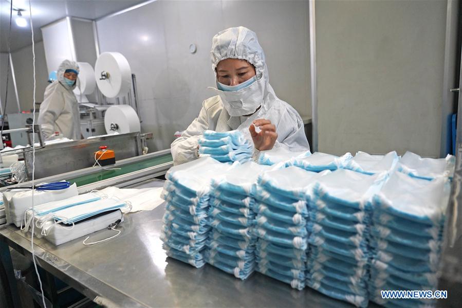 NANCHANG, 2 febrero, 2020 (Xinhua) -- Imagen del 1 de febrero de 2020 de trabajadores fabricando mascarillas en un taller de una compa?ía en el distrito Jinxian, provincia de Jiangxi, en el este de China. Para ayudar a combatir el brote de neumonía causada por el nuevo coronavirus, los trabajadores de muchas compa?ías de material médico se apresuraron a trabajar antes de lo previsto. (Xinhua/Wan Xiang)