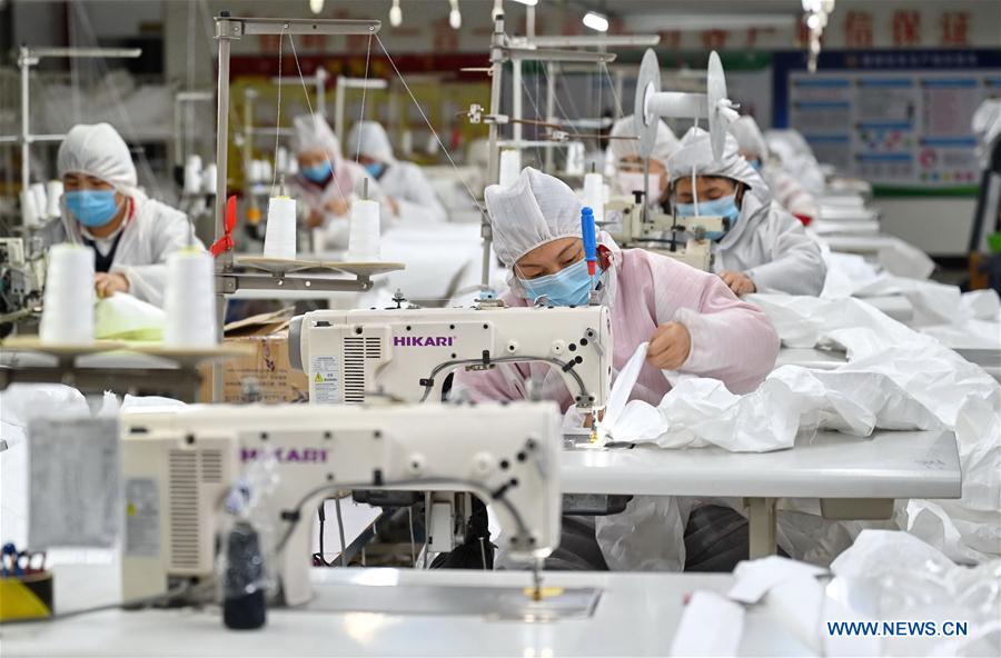 FUZHOU, 2 febrero, 2020 (Xinhua) -- Personas fabrican trajes protectores en un taller de una compa?ía en Fuzhou, provincia de Fujian, en el sureste de China, el 2 de febrero de 2020. Para ayudar a combatir el brote de neumonía causada por el nuevo coronavirus, los trabajadores de muchas compa?ías de material médico se apresuraron a trabajar antes de lo previsto. (Xinhua/Lin Shanchuan)