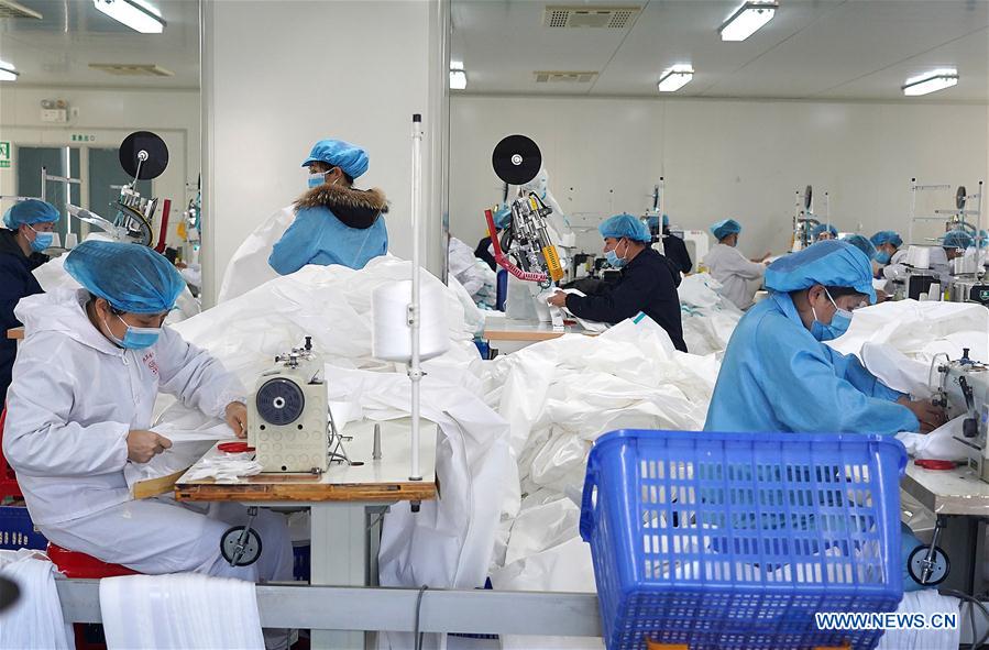 NANCHANG, 2 febrero, 2020 (Xinhua) -- Imagen del 1 de febrero de 2020 de trabajadores fabricando trajes protectores en un taller de una compa?ía en el distrito Jinxian, provincia de Jiangxi, en el este de China. Para ayudar a combatir el brote de neumonía causada por el nuevo coronavirus, los trabajadores de muchas compa?ías de material médico se apresuraron a trabajar antes de lo previsto. (Xinhua/Wan Xiang)