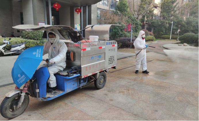 En la ma?ana del 31 de enero de 2020, trabajadores de saneamiento de Wuhan, provincia de Hubei, realizaron trabajos de esterilización y desinfección en el barrio Sanjinhuadu de la ciudad. (Li Changlin / vip.people.com.cn)