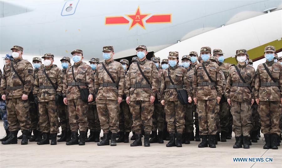 Personal médico militar trasladado en avión por ocho grandes aviones de transporte de la fuerza aérea del Ejército Popular de Liberación, llega al Aeropuerto Internacional Tianhe en Wuhan, provincia de Hubei, en el centro de China, el 2 de febrero de 2020. (Xinhua/Cheng Min)