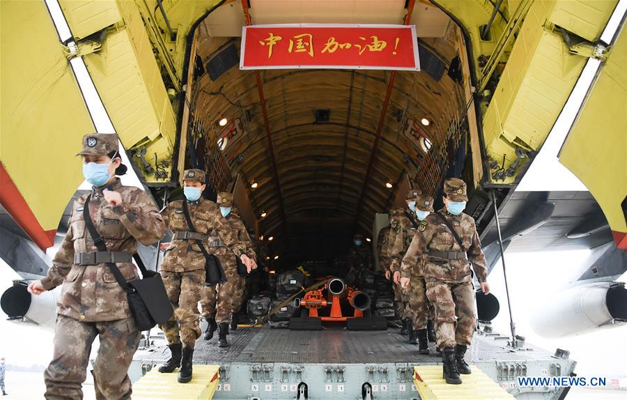 Personal médico militar trasladado en avión por ocho grandes aviones de transporte de la fuerza aérea del Ejército Popular de Liberación, llega al Aeropuerto Internacional Tianhe en Wuhan, provincia de Hubei, en el centro de China, el 2 de febrero de 2020. (Xinhua/Cheng Min)