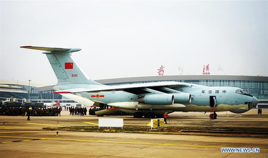 Personal médico militar trasladado en avión por ocho grandes aviones de transporte de la fuerza aérea del Ejército Popular de Liberación, llega al Aeropuerto Internacional Tianhe en Wuhan, provincia de Hubei, en el centro de China, el 2 de febrero de 2020. (Xinhua/Li Shining)