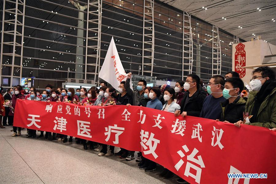 TIANJIN, 29 enero, 2020 (Xinhua) -- Imagen del 28 de enero de 2020 del segundo grupo de trabajadores de la salud, posando para una fotografía grupal previo a partir hacia Wuhan, en la provincia de Hubei, en el Aeropuerto Internacional Binhai en Tianjin, en el norte de China. Un equipo compuesto por 138 miembros de 16 hospitales en Tianjin, partió el martes hacia Wuhan para ayudar en los esfuerzos de control del nuevo coronavirus. (Xinhua/Ma Ping)