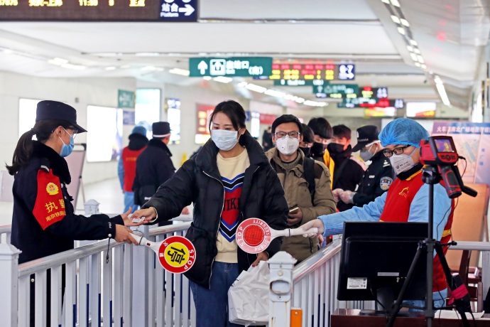 El 2 de febrero de 2020, el flujo de pasajeros de la estación de tren de Changzhou, en la provincia de Jiangsu, aumentó gradualmente. Un equipo de prevención conjunto formado por policías, personal médico y trabajadores sociales voluntarios en la estación comprobó la temperatura de los pasajeros uno por uno a la salida de la estación de tren y verificó la información cada identidad, realizando así un trabajo exhaustivo de prevención y control de la epidemia. (Chen Wei / vip.people.com.cn)