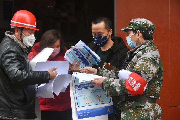 El 2 de febrero, la aldea Xiping del condado Wushan en Chongqing, organizó a miembros del Partido y cuadros de la aldea para acercarse a todos los hogares e informar a los ciudadanos sobre la prevención y control de la epidemia, además de recordar a todos que deben aumentar la desinfección y ventilación de las casas, no organizar comidas en grupo, evitar las reuniones y protegerse bien. (Wang Zhonghu / vip.people.com.cn)