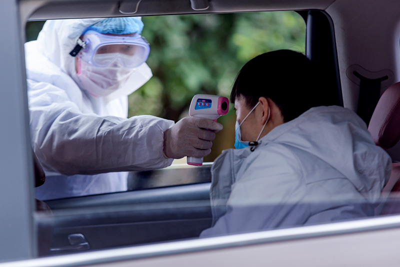 El 1 de febrero del 2020, en el trifinio de Qingxi, Muchuan y Qianwei, Leshan, provincia de Sichuan, se inspecciona para la prevención y el control de la epidemia. (Foto: Zeng Ling/ vip.people.com.cn)