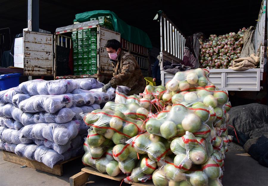 ZHENGZHOU, 4 febrero, 2020 (Xinhua) -- Un hombre acomoda las verduras en el mercado mayorista de productos agrícolas de Wanbang en el distrito de Zhongmu de Zhengzhou, provincia de Henan, en el centro de China, el 4 de febrero de 2020. Diversas medidas son llevadas a cabo a través de Henan para asegurar que tengan un suministro suficiente de productos agrícolas. (Xinhua/Zhu Xiang)