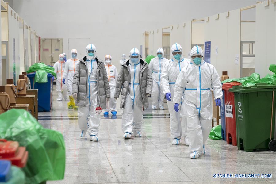 WUHAN, 5 febrero, 2020 (Xinhua) -- Trabajadores médicos laboran en un hospital improvisado convertido de un centro de exposiciones en Wuhan, provincia de Hubei, en el centro de China, el 5 de febrero de 2020. El primer hospital improvisado convertido de un centro de exposiciones en la ciudad de Wuhan afectada por la epidemia de China, comenzó a aceptar pacientes el miércoles. El hospital puede proporcionar aproximadamente 1.600 camas para pacientes infectados. (Xinhua/Xiong Qi)