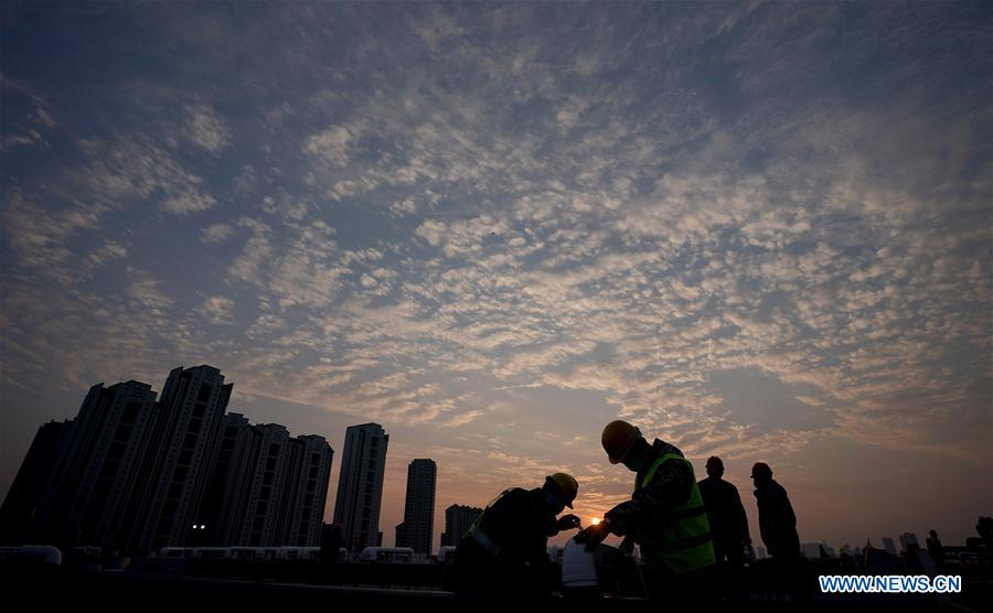 WUHAN, 5 febrero, 2020 (Xinhua) -- Personas trabajan en el sitio de construcción del Hospital Leishenshan en Wuhan, provincia de Hubei, en el centro de China, el 5 de febrero de 2020. El Hospital Leishenshan, uno de los hospitales improvisados para luchar contra la nueva cepa de coronavirus en Wuhan, ha completado su parte principal de construcción. (Xinhua/Wang Yuguo)