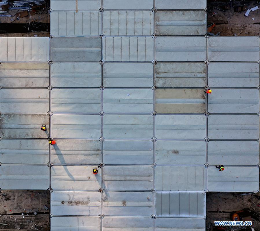 WUHAN, 5 febrero, 2020 (Xinhua) -- Imagen aérea del 5 de febrero de 2020 del sitio de construcción del Hospital Leishenshan en Wuhan, provincia de Hubei, en el centro de China. El Hospital Leishenshan, uno de los hospitales improvisados para luchar contra la nueva cepa de coronavirus en Wuhan, ha completado su parte principal de construcción. (Xinhua/Li He)