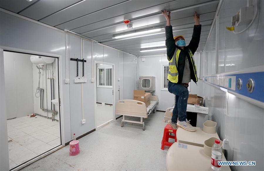 WUHAN, 5 febrero, 2020 (Xinhua) -- Un hombre trabaja en el sitio de construcción del Hospital Leishenshan en Wuhan, provincia de Hubei, en el centro de China, el 5 de febrero de 2020. El Hospital Leishenshan, uno de los hospitales improvisados para luchar contra la nueva cepa de coronavirus en Wuhan, ha completado su parte principal de construcción. (Xinhua/Wang Yuguo)