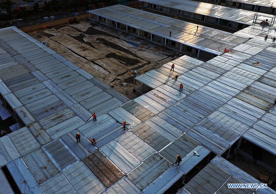 WUHAN, 5 febrero, 2020 (Xinhua) -- Vista aérea del 5 de febrero de 2020 del sitio de construcción del Hospital Leishenshan en Wuhan, provincia de Hubei, en el centro de China. El Hospital Leishenshan, uno de los hospitales improvisados para luchar contra la nueva cepa de coronavirus en Wuhan, ha completado su parte principal de construcción. (Xinhua/Li He)