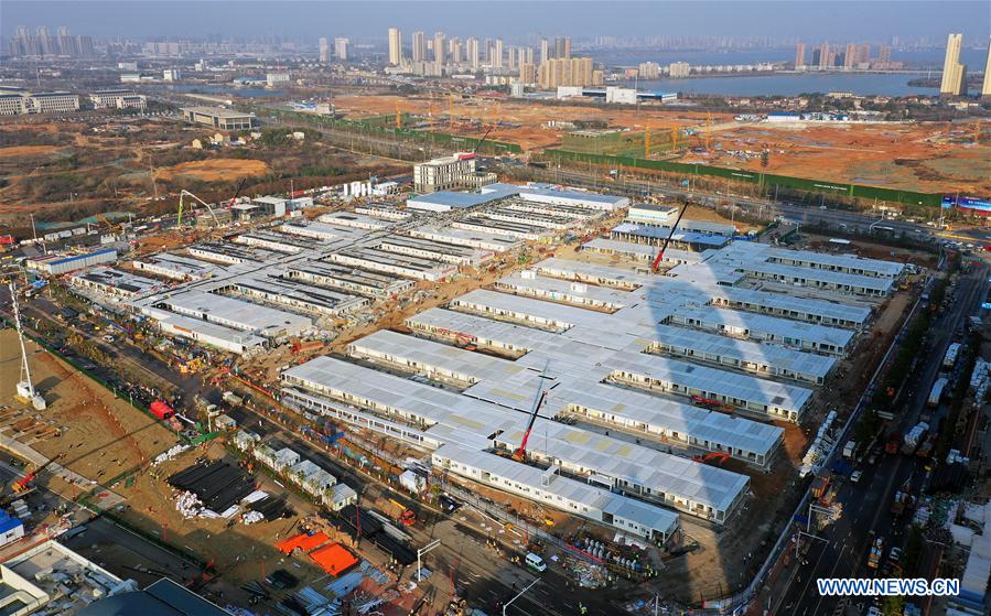 WUHAN, 5 febrero, 2020 (Xinhua) -- Vista aérea del 5 de febrero de 2020 del sitio de construcción del Hospital Leishenshan en Wuhan, provincia de Hubei, en el centro de China. El Hospital Leishenshan, uno de los hospitales improvisados para luchar contra la nueva cepa de coronavirus en Wuhan, ha completado su parte principal de construcción. (Xinhua/Li He)