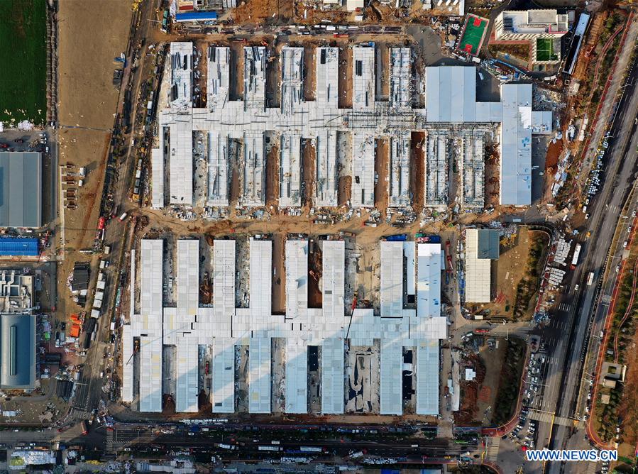 WUHAN, 5 febrero, 2020 (Xinhua) -- Vista aérea del 5 de febrero de 2020 del sitio de construcción del Hospital Leishenshan en Wuhan, provincia de Hubei, en el centro de China. El Hospital Leishenshan, uno de los hospitales improvisados para luchar contra la nueva cepa de coronavirus en Wuhan, ha completado su parte principal de construcción. (Xinhua/Li He)