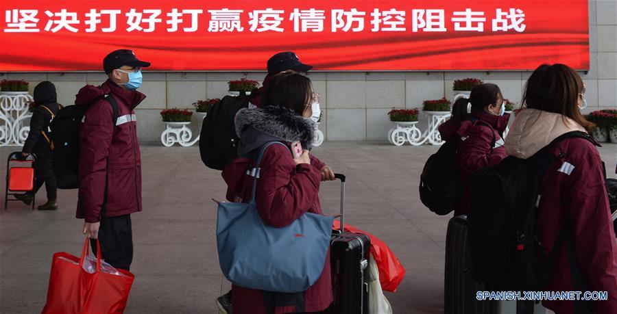 CHANGSHA, 8 febrero, 2020 (Xinhua) -- Integrantes del equipo médico del Segundo Hospital Xiangya de la Universidad Centro Sur de Changsha, se reúnen en la Estación Sur de Trenes de Changsha, en Changsha, provincia de Hunan, en el centro de China, el 8 de febrero de 2020. Trabajadores médicos del tercer grupo del Segundo Hospital Xiangya de la Universidad Centro Sur y el primer grupo del Tercer Hospital Xiangya de la Universidad Centro Sur partieron hacia Wuhan el sábado, el día del Festival de la Linterna, para ayudar a los esfuerzos de control del nuevo coronavirus. (Xinhua/Chen Zhenhai)