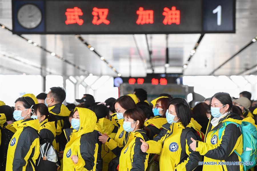 CHANGSHA, 8 febrero, 2020 (Xinhua) -- Integrantes de un equipo médico del Tercer Hospital Xiangya de la Universidad Centro Sur de Changsha, se reúnen en la Estación de Trenes de Changsha, en Changsha, provincia de Hunan, en el centro de China, el 8 de febrero de 2020. Trabajadores médicos del tercer grupo del Segundo Hospital Xiangya de la Universidad Centro Sur y el primer grupo del Tercer Hospital Xiangya de la Universidad Centro Sur partieron hacia Wuhan el sábado, el día del Festival de la Linterna, para ayudar a los esfuerzos de control del nuevo coronavirus. (Xinhua/Chen Zeguo)