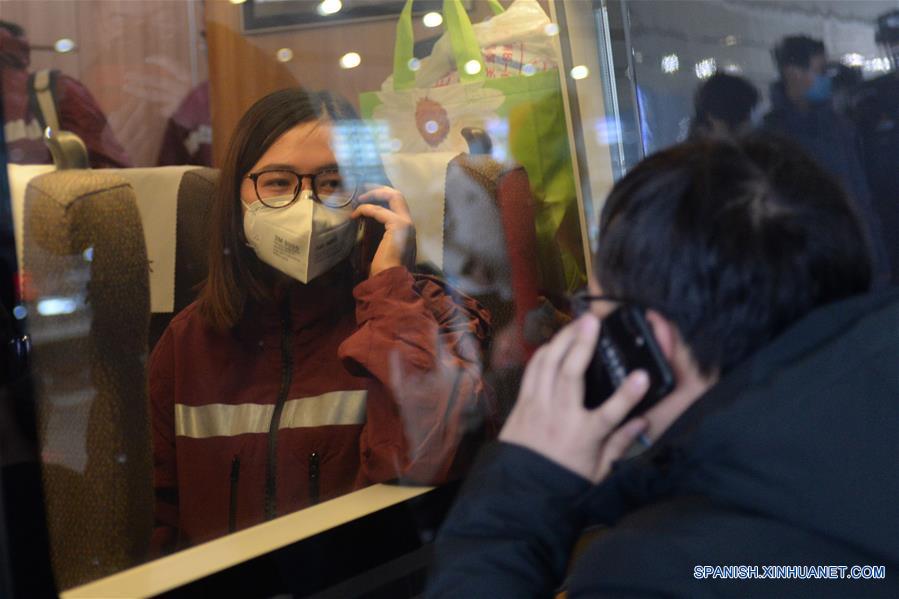 CHANGSHA, 8 febrero, 2020 (Xinhua) -- Un integrante del equipo médico (i), del Segundo Hospital Xiangya de la Universidad Centro Sur, dice adiós a su familiar a través de un dispositivo móvil, en la Estación Sur de Trenes de Changsha, en Changsha, provincia de Hunan, en el centro de China, el 8 de febrero de 2020. Trabajadores médicos del tercer grupo del Segundo Hospital Xiangya de la Universidad Centro Sur y el primer grupo del Tercer Hospital Xiangya de la Universidad Centro Sur partieron hacia Wuhan el sábado, el día del Festival de la Linterna, para ayudar a los esfuerzos de control del nuevo coronavirus. (Xinhua/Chen Zhenhai)