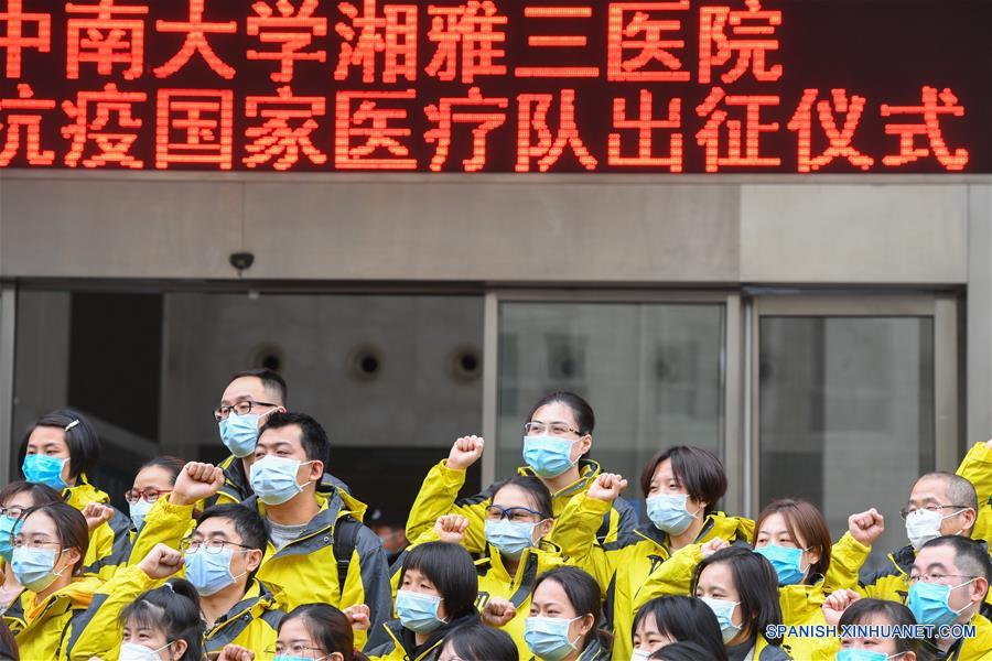 CHANGSHA, 8 febrero, 2020 (Xinhua) -- Integrantes de un equipo médico dicen un juramento antes de salir del Tercer Hospital Xiangya de la Universidad Centro Sur en Changsha, provincia de Hunan, en el centro de China, el 8 de febrero de 2020. Trabajadores médicos del tercer grupo del Segundo Hospital Xiangya de la Universidad Centro Sur y el primer grupo del Tercer Hospital Xiangya de la Universidad Centro Sur partieron hacia Wuhan el sábado, el día del Festival de la Linterna, para ayudar a los esfuerzos de control del nuevo coronavirus. (Xinhua/Chen Zeguo)