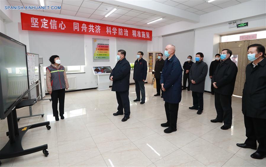 El presidente chino, Xi Jinping, también secretario general del Comité Central del Partido Comunista de China y presidente de la Comisión Militar Central, inspecciona las labores de prevención y control de la neumonía causada por el nuevo coronavirus en Beijing, capital de China, el 10 de febrero de 2020. Xi visitó la comunidad de Anhuali, en el distrito de Chaoyang de Beijing, para conocer sobre la prevención y control de la epidemia en el nivel primario y el suministro de las necesidades diarias. El también extendió sus saludos a los habitantes y trabajadores de la comunidad. (Xinhua/Pang Xinglei)