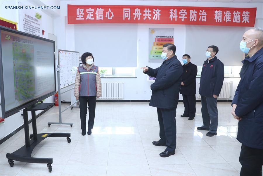 El presidente chino, Xi Jinping, también secretario general del Comité Central del Partido Comunista de China y presidente de la Comisión Militar Central, inspecciona las labores de prevención y control de la neumonía causada por el nuevo coronavirus en Beijing, capital de China, el 10 de febrero de 2020. Xi visitó la comunidad de Anhuali, en el distrito de Chaoyang de Beijing, para conocer sobre la prevención y control de la epidemia en el nivel primario y el suministro de las necesidades diarias. El también extendió sus saludos a los habitantes y trabajadores de la comunidad. (Xinhua/Ju Peng)