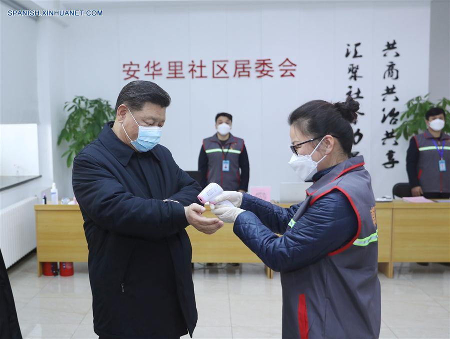 El presidente chino, Xi Jinping, también secretario general del Comité Central del Partido Comunista de China y presidente de la Comisión Militar Central, inspecciona las labores de prevención y control de la neumonía causada por el nuevo coronavirus en Beijing, capital de China, el 10 de febrero de 2020. Xi visitó la comunidad de Anhuali, en el distrito de Chaoyang de Beijing, para conocer sobre la prevención y control de la epidemia en el nivel primario y el suministro de las necesidades diarias. El también extendió sus saludos a los habitantes y trabajadores de la comunidad. (Xinhua/Ju Peng)