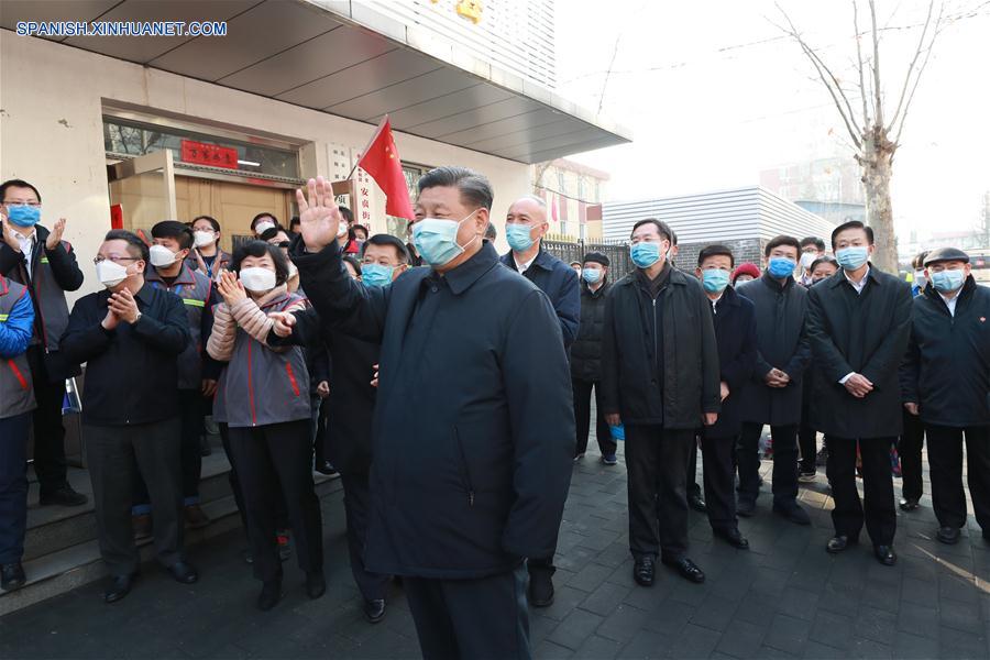 El presidente chino, Xi Jinping, también secretario general del Comité Central del Partido Comunista de China y presidente de la Comisión Militar Central, inspecciona las labores de prevención y control de la neumonía causada por el nuevo coronavirus en Beijing, capital de China, el 10 de febrero de 2020. Xi visitó la comunidad de Anhuali, en el distrito de Chaoyang de Beijing, para conocer sobre la prevención y control de la epidemia en el nivel primario y el suministro de las necesidades diarias. El también extendió sus saludos a los habitantes y trabajadores de la comunidad. (Xinhua/Pang Xinglei)