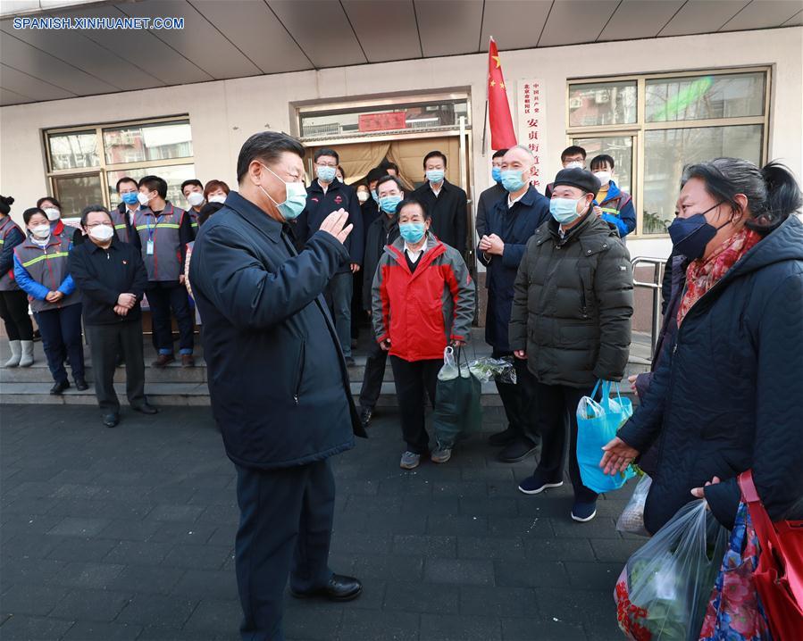 El presidente chino, Xi Jinping, también secretario general del Comité Central del Partido Comunista de China y presidente de la Comisión Militar Central, inspecciona las labores de prevención y control de la neumonía causada por el nuevo coronavirus en Beijing, capital de China, el 10 de febrero de 2020. Xi visitó la comunidad de Anhuali, en el distrito de Chaoyang de Beijing, para conocer sobre la prevención y control de la epidemia en el nivel primario y el suministro de las necesidades diarias. El también extendió sus saludos a los habitantes y trabajadores de la comunidad. (Xinhua/Pang Xinglei)