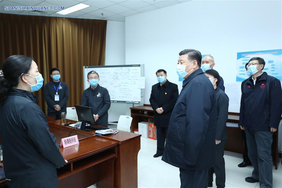 El presidente chino, Xi Jinping, también secretario general del Comité Central del Partido Comunista de China y presidente de la Comisión Militar Central, escucha un informe sobre el trabajo de prevención y control de epidemias en el centro para el control y la prevención de enfermedades del distrito de Chaoyang en Beijing, capital de China, el 10 de febrero de 2020. Xi inspeccionó el lunes las labores de prevención y control de la neumonía causada por el nuevo coronavirus en Beijing. (Xinhua/Ju Peng)