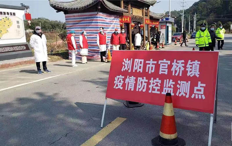 Zhang Ruilin (cuarto a la izquierda) y sus colegas trabajan en la estación de monitoreo de la ciudad de Guanqiao. ?[Foto: proporcionada a chinadaily.com.cn]