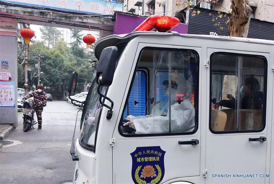 WUHAN, 11 febrero, 2020 (Xinhua) -- Imagen del 10 de febrero de 2020 de un vehículo recogiendo a un paciente infectado con el nuevo coronavirus de la comunidad de Dewang para transferirlo a un hospital provisional, en Wuhan, provincia de Hubei, en el centro de China. China ha intensificado sus esfuerzos para frenar la propagación del nuevo coronavirus. La provincia central de China, la provincia más afectada, reportó 2,097 nuevos casos confirmados y 103 nuevas muertes el lunes. (Xinhua/Li He)