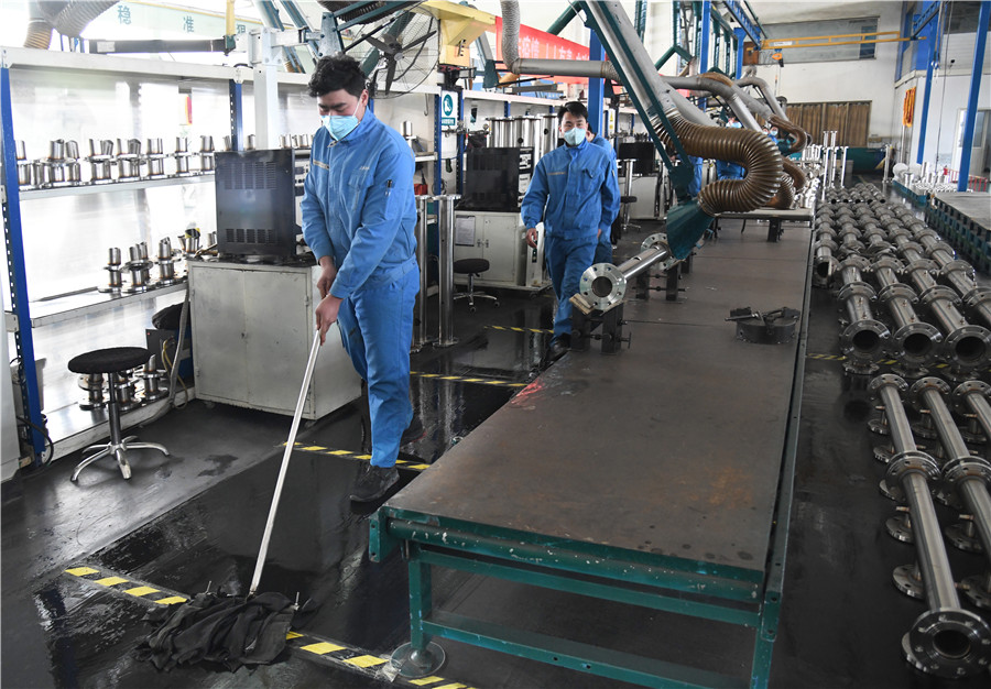 Un hombre sanea una fábrica que se prepara para reanudar el trabajo en Qingdao, provincia de Shandong, 9 de febrero del 2020. [Foto: Xinhua]