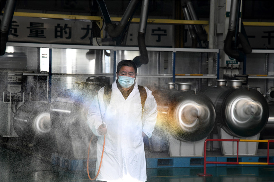 Un empleado de prevención de epidemias rocía desinfectante en un taller que se prepara para reanudar el trabajo en Qingdao, provincia de Shandong, 9 de febrero del 2020. [Foto: Xinhua]