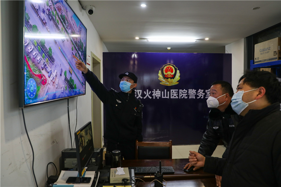 A través de una cámara, Yan coordina el tráfico en el Hospital Huoshenshan (Monta?a del Dios del Fuego) en Wuhan, 6 de febrero del 2020. [Foto: Yuan Zheng / China Daily]