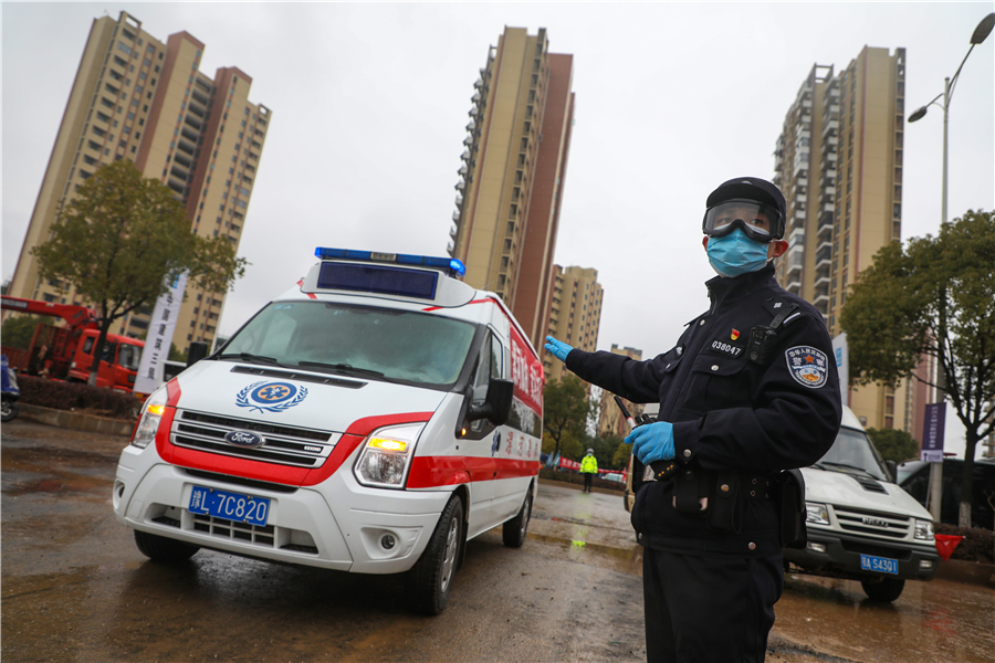 Yan habilita el paso de una ambulancia que transita por Wuhan, 6 de febrero del 2020. [Foto: Yuan Zheng / China Daily]