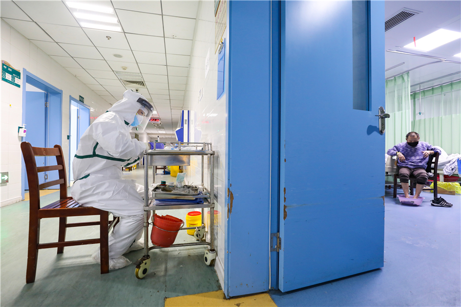 Tie ingresa datos en la oficina de una sala del hospital, 6 de febrero del 2020. [Foto: Yuan Zheng / China Daily]