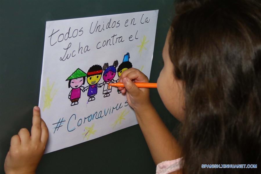 SANTIAGO, 12 febrero, 2020 (Xinhua) -- Danna Suárez, de 5 a?os, realiza un dibujo en apoyo a la lucha de China contra la neumonía causada por el nuevo coronavirus, en Santiago, capital de Chile, el 10 de febrero de 2020. (Xinhua/Mario Dávila/AGENCIAUNO)