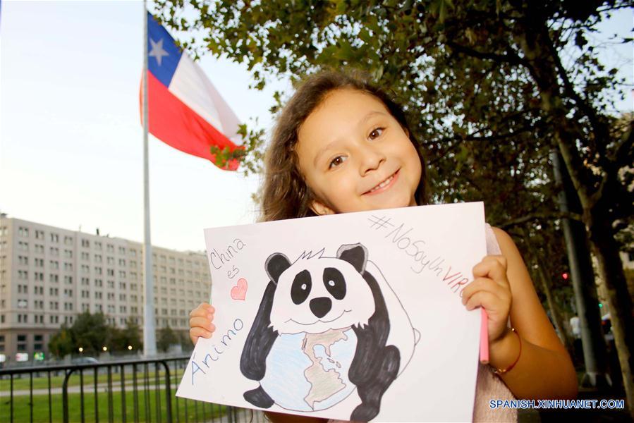 SANTIAGO, 12 febrero, 2020 (Xinhua) -- Danna Suárez, de 5 a?os, muestra un dibujo que ella elaboró en apoyo a la lucha de China contra el nuevo coronavirus, en Santiago, capital de Chile, el 10 de febrero de 2020. (Xinhua/Mario Dávila/AGENCIAUNO)