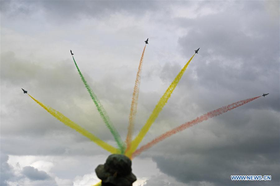 Equipo de acrobacias Bayi de China realiza presentación durante Salón Aeronáutico de Singapur