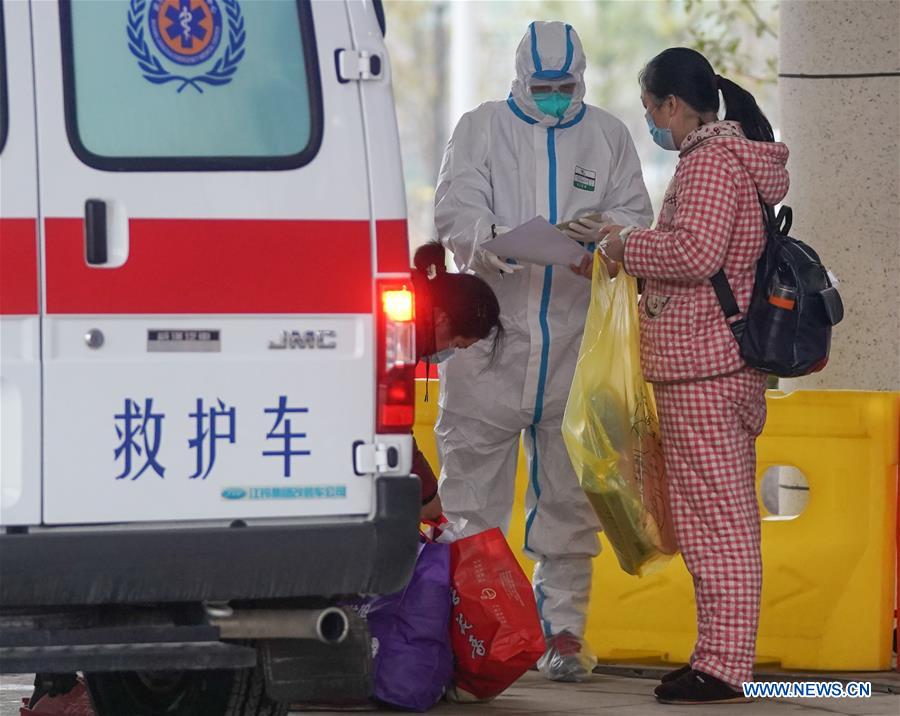 WUHAN, 14 febrero, 2020 (Xinhua) -- Un trabajador médico (i) ayuda a una paciente a registrarse en el hospital provisional Jiangxia, en Wuhan, ciudad capital de la provincia de Hubei, en el centro de China, el 14 de febrero de 2020. El hospital provisional Jiangxia, un hospital de 400 camas convertido de un centro deportivo al aire libre, comenzó a recibir pacientes con neumonía COVID-19 con síntomas leves el viernes. El hospital es el primer hospital provisional que adoptará principalmente el tratamiento de medicinas tradicionales chinas para curar a los pacientes. (Xinhua/Cheng Min)