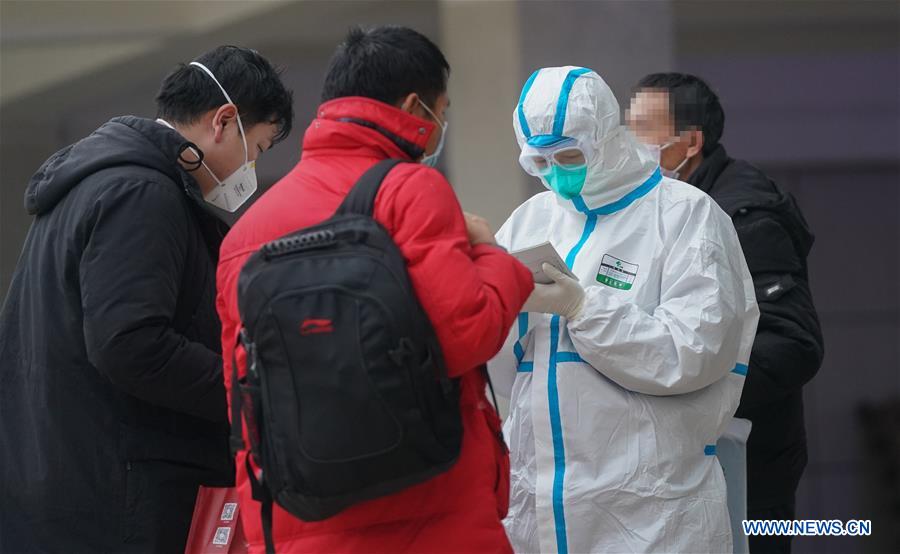 WUHAN, 14 febrero, 2020 (Xinhua) -- Un trabajador médico (2-d) recibe a los paciente en el hospital provisional Jiangxia, en Wuhan, ciudad capital de la provincia de Hubei, en el centro de China, el 14 de febrero de 2020. El hospital provisional Jiangxia, un hospital de 400 camas convertido de un centro deportivo al aire libre, comenzó a recibir pacientes con neumonía COVID-19 con síntomas leves el viernes. El hospital es el primer hospital provisional que adoptará principalmente el tratamiento de medicinas tradicionales chinas para curar a los pacientes. (Xinhua/Cheng Min)