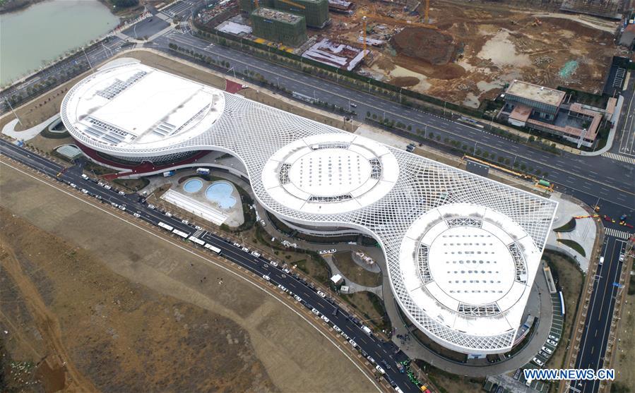 WUHAN, 14 febrero, 2020 (Xinhua) -- Vista aérea del 14 de febrero de 2020 del hospital provisional Jiangxia, en Wuhan, ciudad capital de la provincia de Hubei, en el centro de China. El hospital provisional Jiangxia, un hospital de 400 camas convertido de un centro deportivo al aire libre, comenzó a recibir pacientes con neumonía COVID-19 con síntomas leves el viernes. El hospital es el primer hospital provisional que adoptará principalmente el tratamiento de medicinas tradicionales chinas para curar a los pacientes. (Xinhua/Cheng Min)