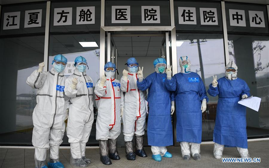 WUHAN, 14 febrero, 2020 (Xinhua) -- Trabajadores médicos posan para una fotografía grupal en el hospital provisional Jiangxia, en Wuhan, ciudad capital de la provincia de Hubei, en el centro de China, el 14 de febrero de 2020. El hospital provisional Jiangxia, un hospital de 400 camas convertido de un centro deportivo al aire libre, comenzó a recibir pacientes con neumonía COVID-19 con síntomas leves el viernes. El hospital es el primer hospital provisional que adoptará principalmente el tratamiento de medicinas tradicionales chinas para curar a los pacientes. (Xinhua/Cheng Min)